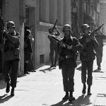 Militares con armas en las calles durante la dictadura militar argentina